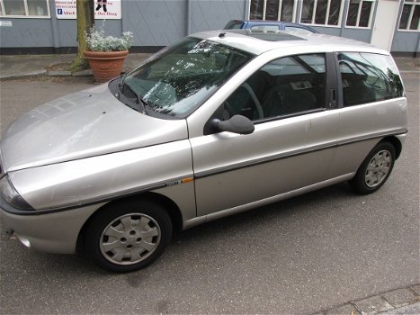 Lancia Ypsilon Onderdelen en Plaatwerk Sloopauto inkoop Den haag - 2