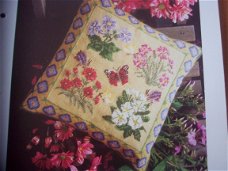 origineel borduurpatroon kussen bloemen uit de tuin