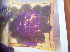 origineel borduurpatroon kussen met kaapse viooltjes