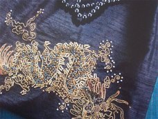 origineel borduurpatroon draak op zijden sjaal