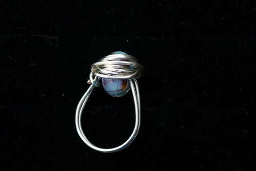Handgemaakte ring skyblue met frit glasbead maat 16 NIEUW. - 2