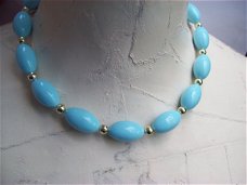 originele vintage ketting licht  blauwe resinkralen met goud choker