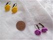 resin roosje klapoorbellen oorbellen bloemoorbellen hippie hippy geel paars - 1 - Thumbnail