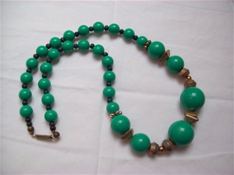 mooie vintage ketting groen met goud /messing kralen en veiligheids slotje - 1