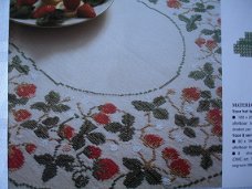 Borduurpatroon  tafelkleed met aardbeien.