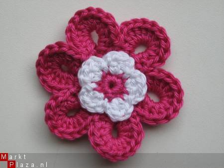 ** Grote (6,5 cm) gehaakte bloem (fuchsia/wit) - nr. 1