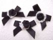 Lief satijnen strikje met roosje op wit kant ~ 4 cm ~ Zwart - 1 - Thumbnail