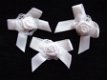 Lief satijnen strikje met roosje op wit kant ~ 4 cm ~ Wit - 1 - Thumbnail
