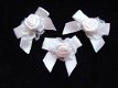 Lief satijnen strikje met roosje op wit kant ~ 4 cm ~ Ivoor wit - 1 - Thumbnail
