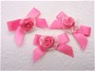 Lief satijnen strikje met roosje op wit kant ~ 4 cm ~ Donker roze - 1 - Thumbnail