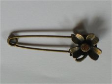 Bronze safety pin flower
