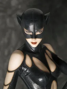 Catwoman statue, design Luis Royo (Yamato)