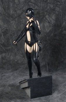 Catwoman statue, design Luis Royo (Yamato) - 2