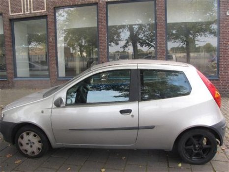 Fiat Punto Zilver Metallic bouwjaar 2000 Plaatwerk Sloopauto inkoop Den haag - 1