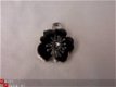 Geëmailleerde bedel - bloemetje met stampertjes (zwart) - 1 - Thumbnail