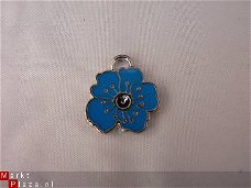 Geëmailleerde bedel - bloemetje met stampertjes (blauw)