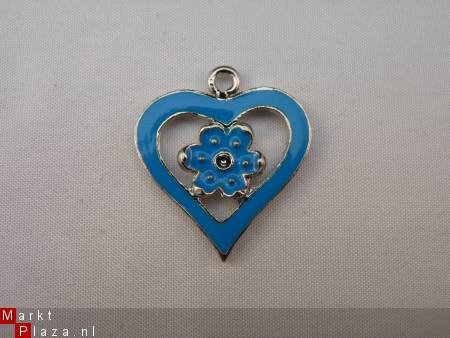 Geëmailleerde bedel - hart met bloemetje (blauw) - 1