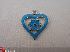 Geëmailleerde bedel - hart met bloemetje (blauw)