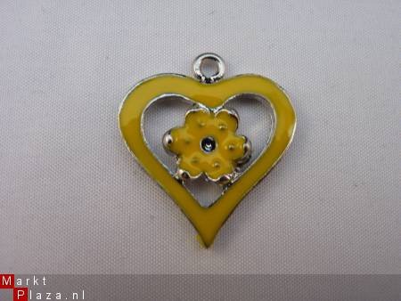 Geëmailleerde bedel - hart met bloemetje (geel) - 1