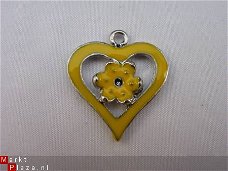 Geëmailleerde bedel - hart met bloemetje (geel)