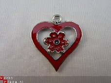 Geëmailleerde bedel - hart met bloemetje (rood)