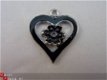 Geëmailleerde bedel - hart met bloemetje (zwart) - 1 - Thumbnail