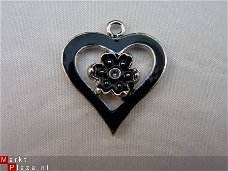 Geëmailleerde bedel - hart met bloemetje (zwart)