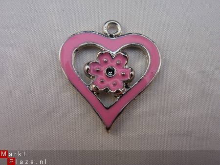Geëmailleerde bedel - hart met bloemetje (roze) - 1