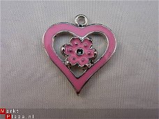 Geëmailleerde bedel - hart met bloemetje (roze)