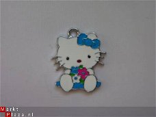 Geëmailleerde bedel - Hello Kitty met bloemetjes (blauw)