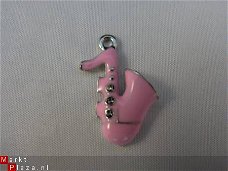 Geëmailleerde bedel - saxofoon (roze)