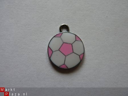 Geëmailleerde bedel - voetbal (roze) - 1