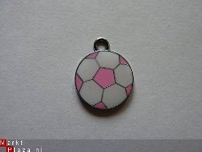 Geëmailleerde bedel - voetbal (roze)