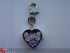 Sleutelhanger/horloge hart met bloemetjes (paars/lila)
