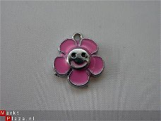 Geëmailleerde bedel - bloem/gezichtje (roze)