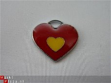 Geëmailleerde bedel - hartje (rood/geel)