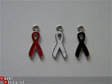 3 gekleurde bedels - ribbon (zwart/wit/rood)