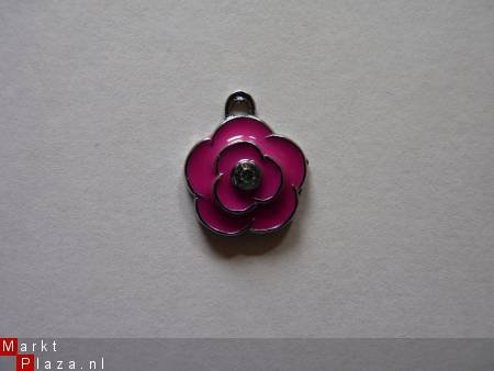 Geëmailleerde bedel - roze bloem met strass steentje - 1