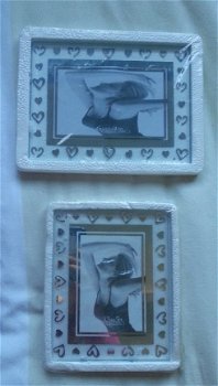 2 nieuwe glazen fotolijstjes met zilverkleurige hartjes - 1