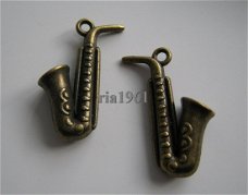 bedeltje/charm muziek : saxofoon brons ( nog 13 st. ) - 27x16 mm