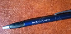 Blauw metalen pen met je naam gratis gegraveerd