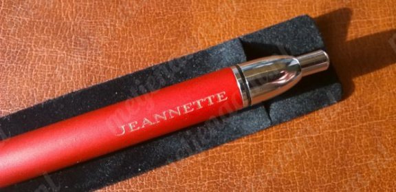 Rood metalen pen met je naam gratis gegraveerd - 2