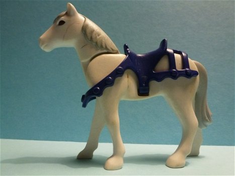 Wit paard met donkerblauw zadel - 1