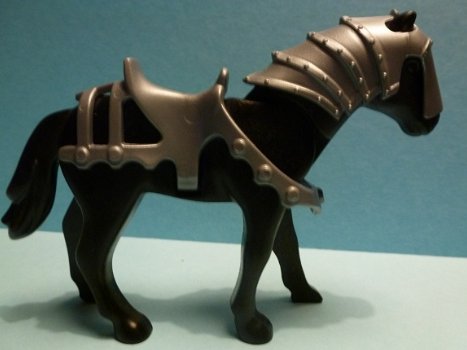 Zwart paard met grijs zadel en hoofdbedekking - 1