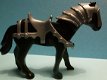 Zwart paard met grijs zadel en hoofdbedekking - 1 - Thumbnail
