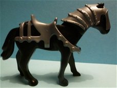 Zwart paard met grijs zadel en hoofdbedekking