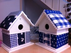 Vogelhuisje voor de babykamer in blauw-wit