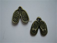 bedeltje/charm schoenen:babyschoentjes brons - 17x16 mm