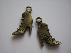 bedeltje/charm schoenen:laarsje kort goud/brons - 23x17 mm