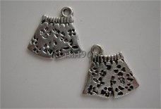 bedeltje/charm mode kleding:short - 16x16 mm